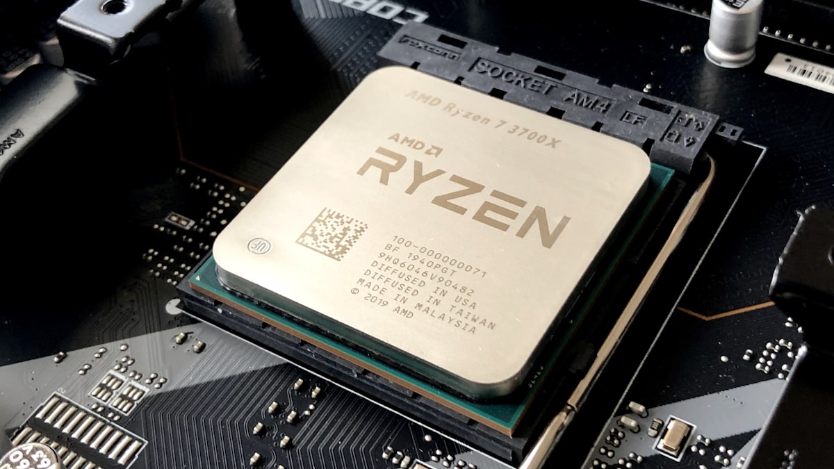 Dietro ogni servizio di intelligenza artificiale che usiamo ci sono processori sempre più potenti, ed è proprio su questi minuscoli chip che si combatte una delle guerre industriali più importanti del nostro tempo.