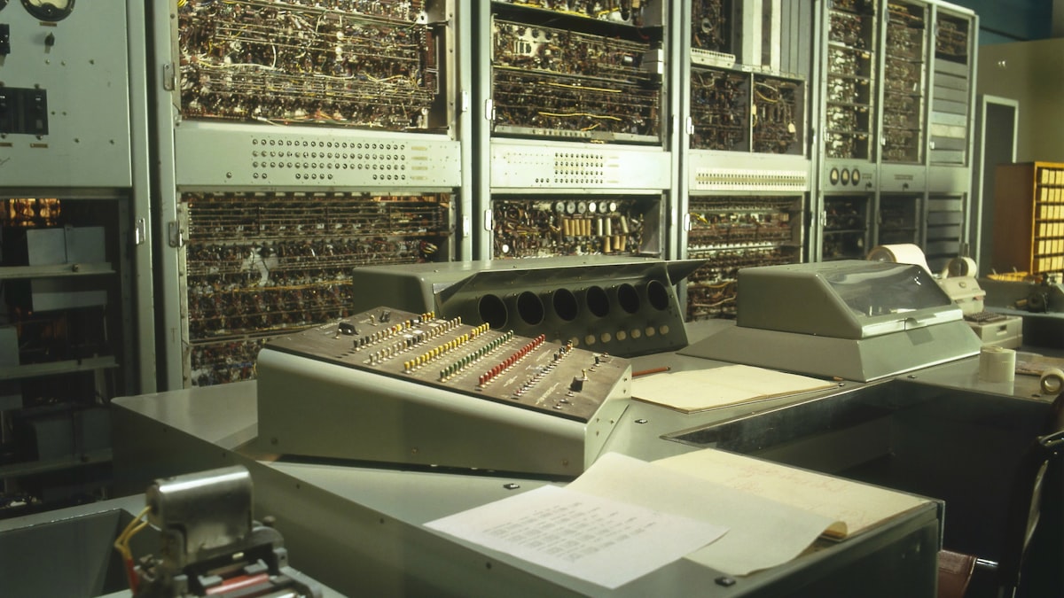 Il calcolo ibrido combina supercomputer classici e processori quantistici per affrontare problemi finora irrisolvibili.