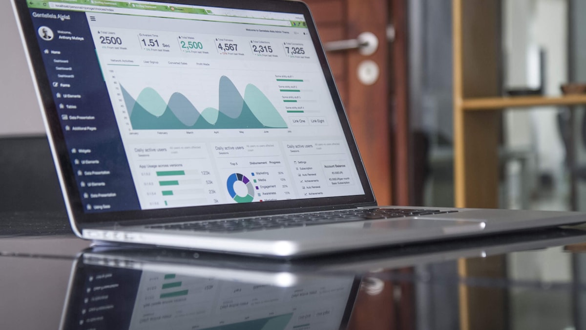Airtable combina la semplicità di un foglio di calcolo con la potenza di un database, gestendo dati e flussi di lavoro aziendali.